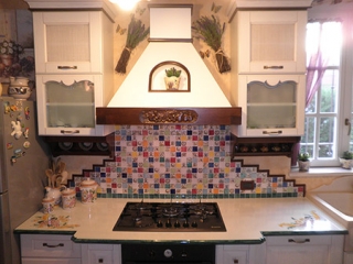 Cucina bianca con top decorato